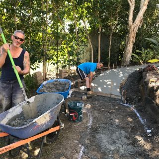 Hard working boys making Footpath💪 ・ ・ ・ #Landscaping#gardening#gardeninggoldcoast#gardenmaintenance#gardencare#gardener#garden#mowing#goldcoast#庭#植木屋#ガーデナー#ゴールドコースト#オーストラリア